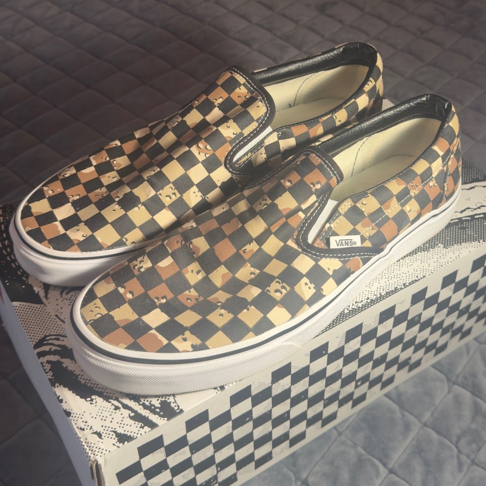 Slip-on “checkerboard black/desert camo” Vans
